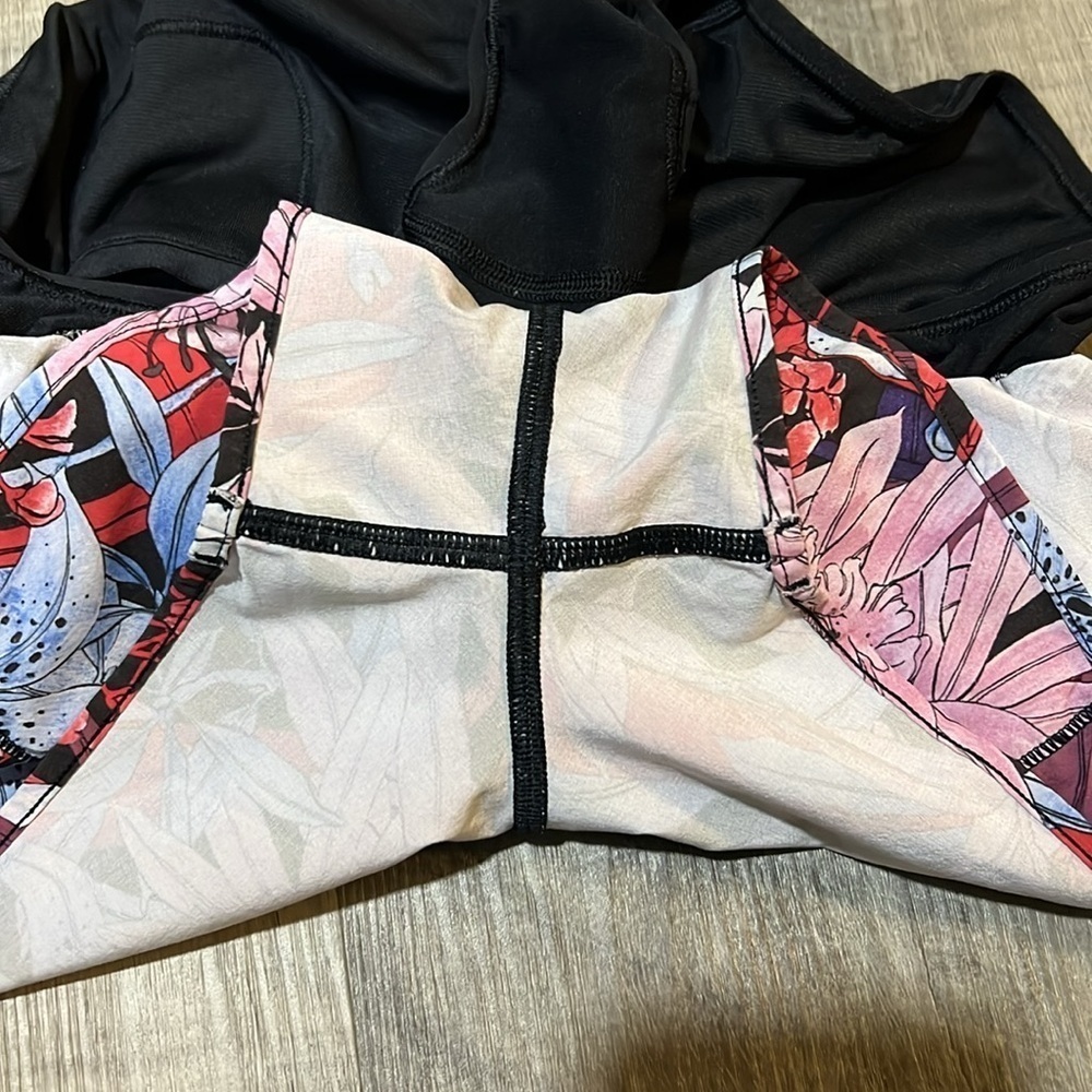 🛍️BOGO FREE Lululemon Hotty Hot Lush Lillies Multi Black size 2 - Picture 10 of 11